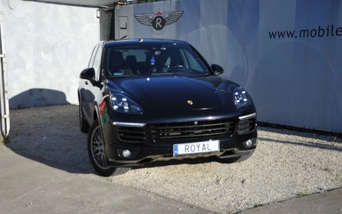 Porsche Cayenne cena 199000 przebieg: 70000, rok produkcji 2017 z Józefów małe 529
